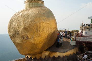 Kyaikto  Myanmar  Pilger am Goldenen Fels