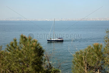 Heybeliada  Istanbul  Tuerkei  eine Segelyacht liegt vor der Insel Heybeliada