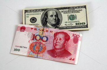100-Dollarscheine und 100-Renminbi-Yuanscheine