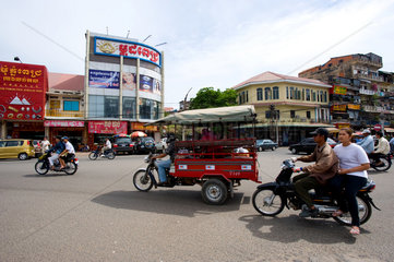 Phnom Penh  Kambodscha  kambodschanisch  Strassenszene mit Tuk-Tuk und Mofa
