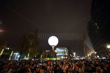 Berlin  Deutschland  Lichtinstallation Lichtgrenze zum 25. Jahrestag des Mauerfalls