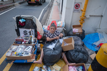 Singapur  Republik Singapur  eine Frau verkauft Troedel auf der Strasse