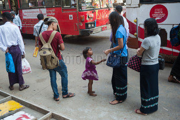Yangon  Myanmar  ein Maedchen bettelt an einer Strasse