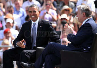 Berlin  Deutschland  US-Praesident Barack Obama und Regierender Buergermeister Klaus Wowereit am Brandenburger Tor