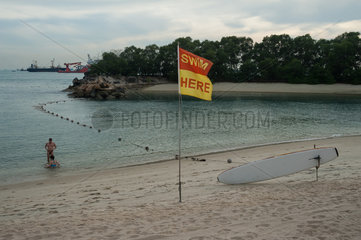 Singapur  Republik Singapur  Badegaeste am Siloso Strand auf der Insel Sentosa
