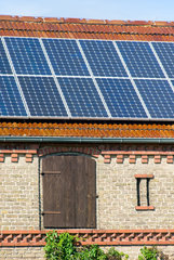 Golzow  Deutschland  Solaranlage auf dem Dach einer Scheune