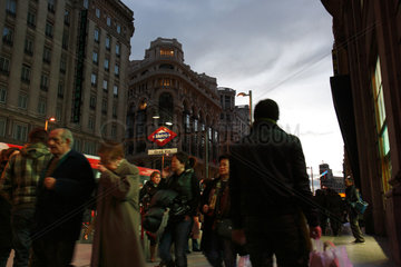 Madrid  Spanien  Passanten auf der Geschaeftsstrasse Gran Via
