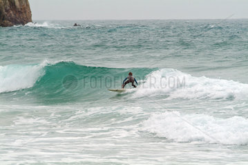 Vila do Bispo  Portugal  Surfer am Praia do Barranco