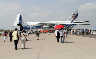 Schoenefeld  Deutschland  Frachtflugzeug Antonow An-124 der Fluggeselschaft Volga Dnepr