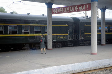 Sinuiju  Nordkorea  Bahnhofsaufseherin am Bahnsteig des Bahnhofs von Sinuiju