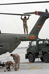 Mazar-e Sharif  Afghanistan  Techniker kontrolliert Transporthubschrauber CH-53
