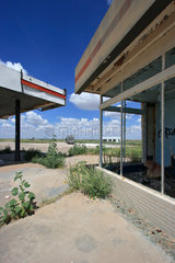 Glenrio  USA  Eine verlassene Tankstelle am Rand einer Steppe in New Mexico