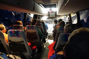 Aekaeskero  Finnland  Menschen fahren in einem Reisebus