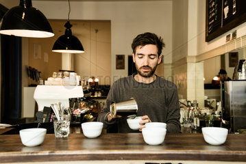Berlin  Deutschland  eine Verkostung von Kaffee  sogenanntes Cupping