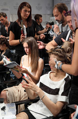 Berlin  Deutschland  Haarstyling der Models auf der Fashion Week