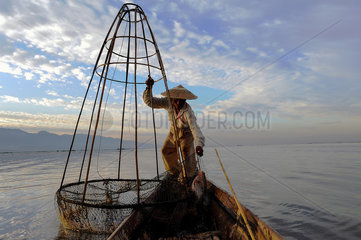 Nyaung Shwe  Myanmar  Fischer auf dem Inle-See