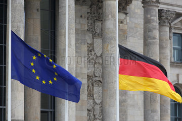 Berlin  Deutschland  Europaeische und Deutsche Fahne auf Halbmast am Bundestag