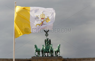 Berlin  Deutschland  die Flagge der Vatikanstadt vor dem Brandenburger Tor