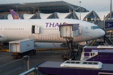 Bangkok  Thailand  ein Flugzeug an einem Gate auf dem Flughafen Bangkok