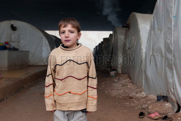 Azaz  Syrien  ein Junge im Fluechtlingslager Azaz Camp an der tuerkischen Grenze