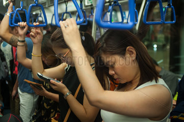 Singapur  Republik Singapur  Menschen in einem U-Bahnabteil