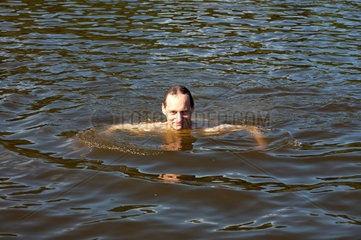 Achim  Deutschland  ein Mann badet in der Weser