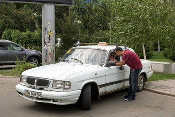Odessa  Ukraine  Taxifahrer im Gespraech