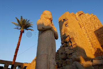 Karnak  Aegypten  Figur auf der Tempelanlage des Karnak-Tempel
