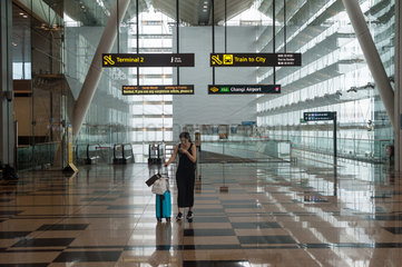 Singapur  Republik Singapur  Hinweisschilder im Terminal 3 am Flughafen Singapur