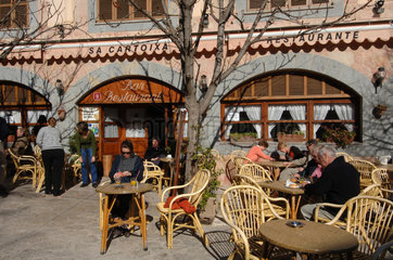 Valdemossa  Spanien  Besucher in einem Strassencafe auf Mallorca