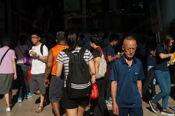 Singapur  Republik Singapur  Passanten verlassen ein Einkaufszentrum
