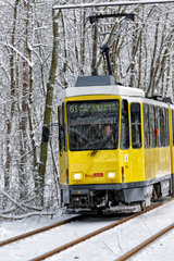 Berlin  Deutschland  Tram im Schnee