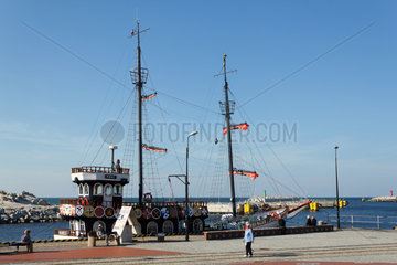 Kolberg  Polen  das Piratenschiff im Kolberger Hafen