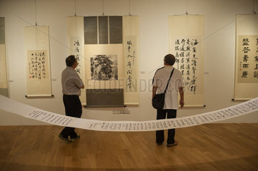 Singapur  Republik Singapur  Besucher in der ION-Kunstgalerie