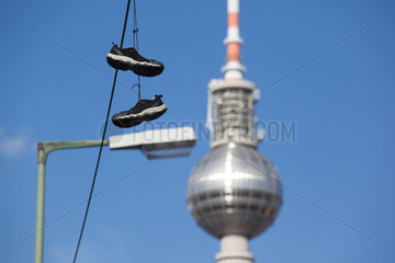 Berlin  Deutschland  Turnschuhe haengen an einem Stromkabel