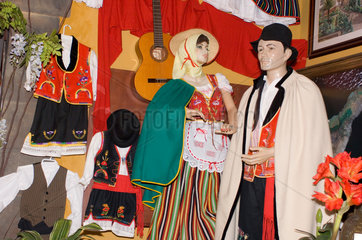 La Orotava  Spanien  Souvenirladen verkauft traditionelle kanarische Tracht