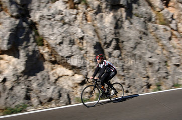 Escorca  Spanien  Radfahrer auf dem Weg durch das Tramuntanagebirge