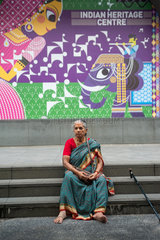 Singapur  Republik Singapur  eine Frau sitzt auf den Stufen vor dem Indian Heritage Centre