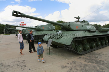 Minsk  Weissrussland  alte T34-Panzer vor dem Denkmal zu Ehren der Sowjetarmee