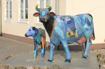 Logstor  Daenemark  Rinderfiguren am Hafen von Logstor
