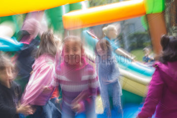 Berlin  Deutschland  Kinder springen in einer Huepfburg vor dem Lageso