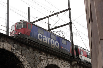 Zuerich  Schweiz  Zug der Schweizerischen Bundesbahn faehrt auf einem Viadukt