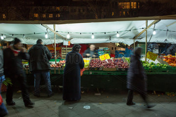 Berlin  Deutschland  tuerkischer Markt am Maybachufer am Abend