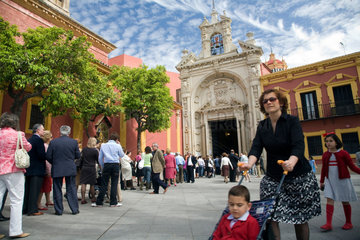 Sevilla  Spanien  Menschen warten auf die Oster-Prozession