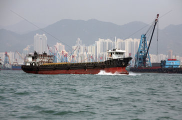 Hong Kong  China  leeres Containerschiff vor dem Stadtteil Kowloon
