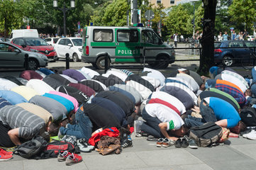 Berlin  Deutschland  Muslime nehmen am traditionellen Freitagsgebet teil