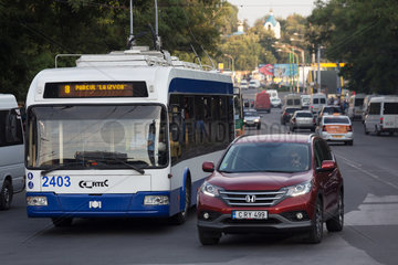 Chisinau  Moldau  Verkehr auf einer Hauptstrasse