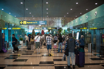 Singapur  Republik Singapur  Passagiere im Abflugbereich des Flughafen Singapur