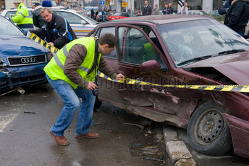 Oradea  Rumaenien  ein Autounfall wird dokumentiert
