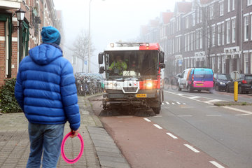 Utrecht  Niederlande  Strasse wird mit einer Kehrmaschine gereinigt